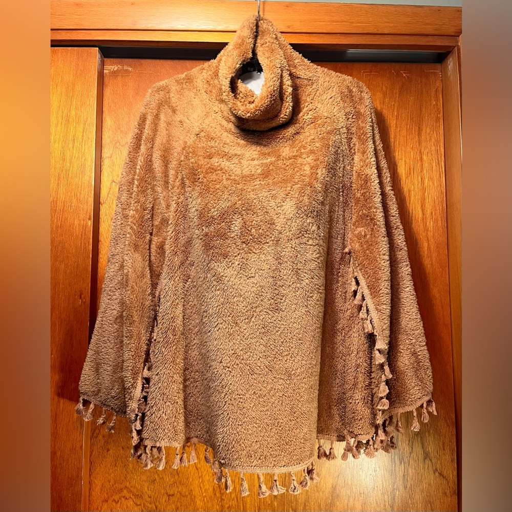 Women’s teddy bear fleece poncho with cowl neck and fringe. Size medium.